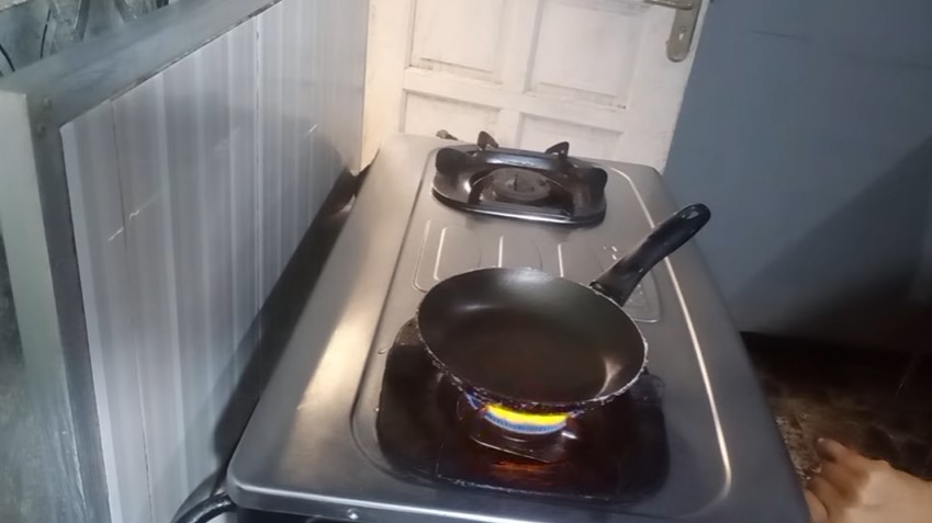 Tak perlu baking soda, ini trik bersihkan kerak gosong di pantat panci cuma pakai 2 bahan dapur