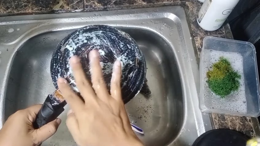Tak perlu baking soda, ini trik bersihkan kerak gosong di pantat panci cuma pakai 2 bahan dapur