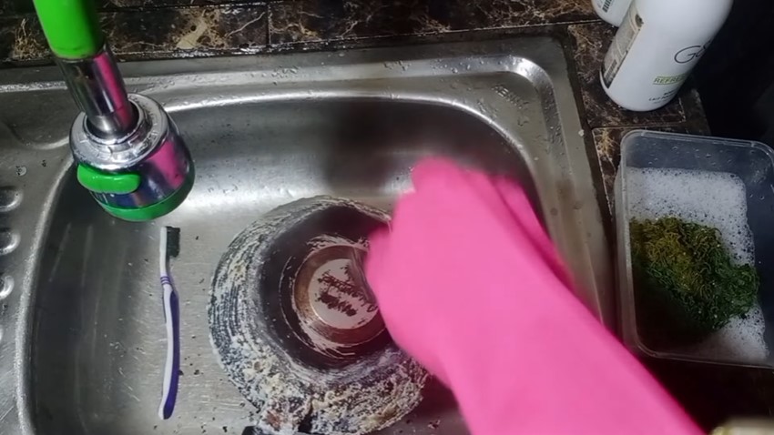 Tak perlu baking soda, ini trik bersihkan kerak gosong di pantat panci cuma pakai 2 bahan dapur