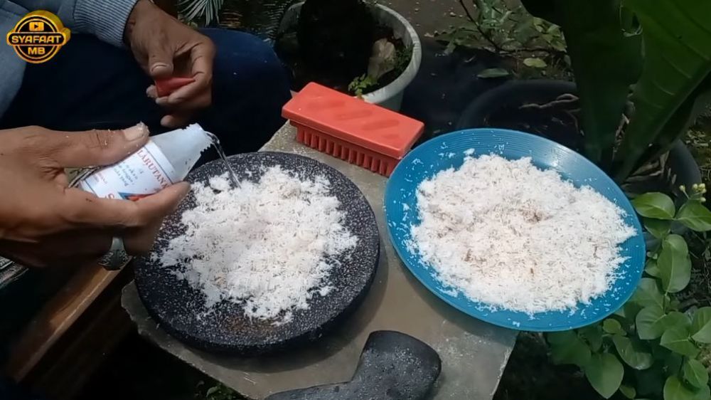 Bukan pakai sabun, ini trik bersihkan bekas bumbu dan bau tak sedap pada cobek batu