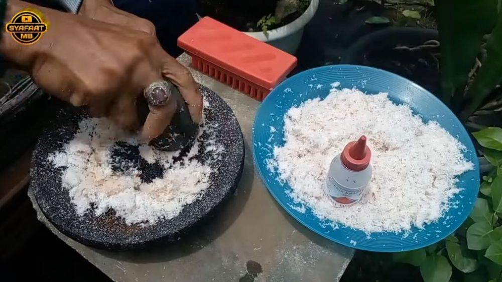 Bukan pakai sabun, ini trik bersihkan bekas bumbu dan bau tak sedap pada cobek batu