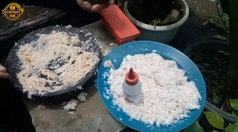 Bukan pakai sabun, ini trik bersihkan bekas bumbu dan bau tak sedap pada cobek batu