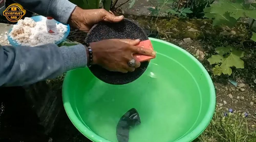 Bukan pakai sabun, ini trik bersihkan bekas bumbu dan bau tak sedap pada cobek batu