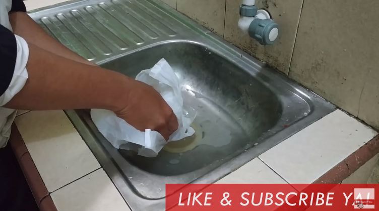Tak perlu dibongkar, ini cara mengatasi wastafel cuci piring mampet pakai 1 bahan