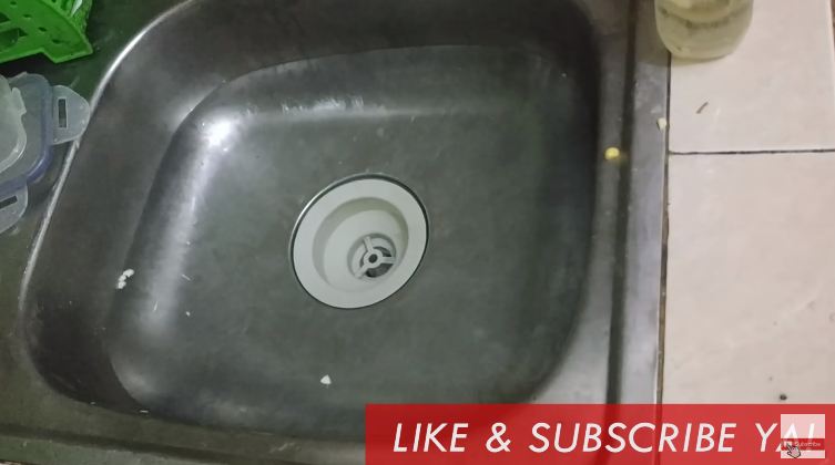 Tak perlu dibongkar, ini cara mengatasi wastafel cuci piring mampet pakai 1 bahan