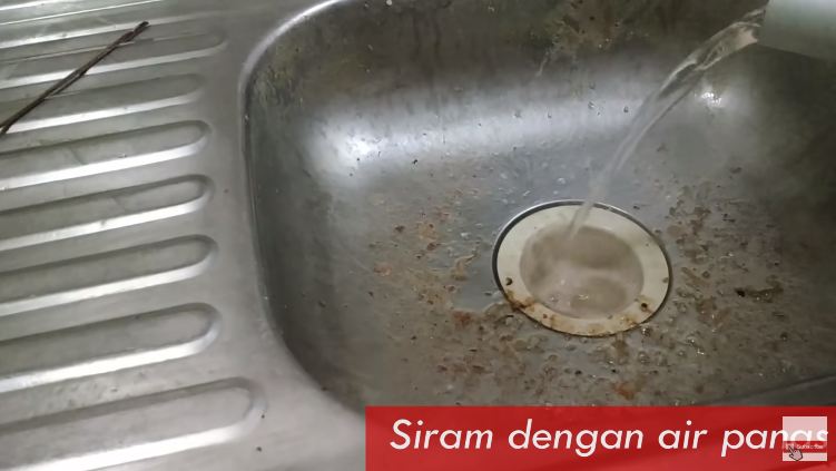 Tak perlu dibongkar, ini cara mengatasi wastafel cuci piring mampet pakai 1 bahan