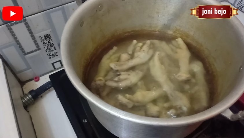 Hemat gas dan cuma 15 menit, ini trik merebus ceker ayam agar empuk, tak bau amis, dan bebas lendir