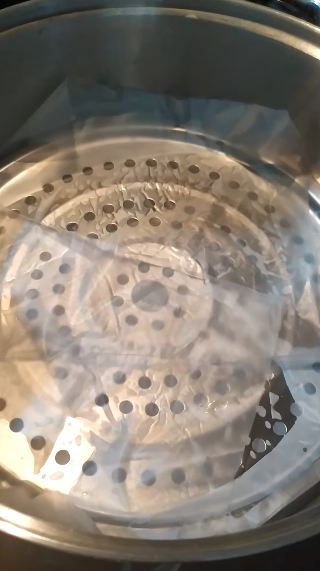 Trik mengukus dimsum agar tak lengket walau tanpa kukusan bambu, cukup pakai 1 alat sederhana