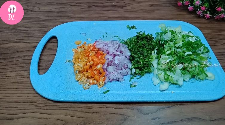 Tanpa ditambah tepung atau air, ini cara bikin telur dadar lebih tebal, padat, dan matang sempurna