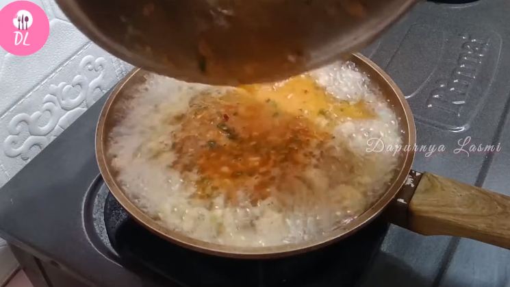 Tanpa ditambah tepung atau air, ini cara bikin telur dadar lebih tebal, padat, dan matang sempurna