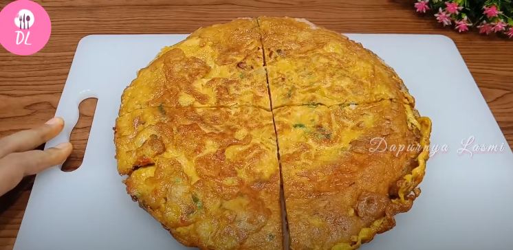 Tanpa ditambah tepung atau air, ini cara bikin telur dadar lebih tebal, padat, dan matang sempurna