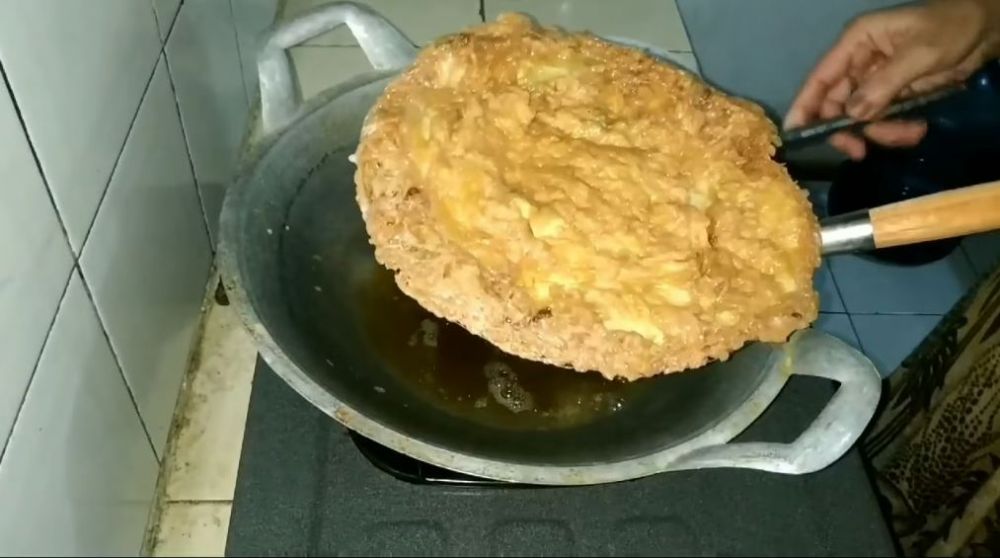 Tanpa air dan tepung, begini cara membuat telur dadar makin tebal, lebar, dan tak mudah kempis