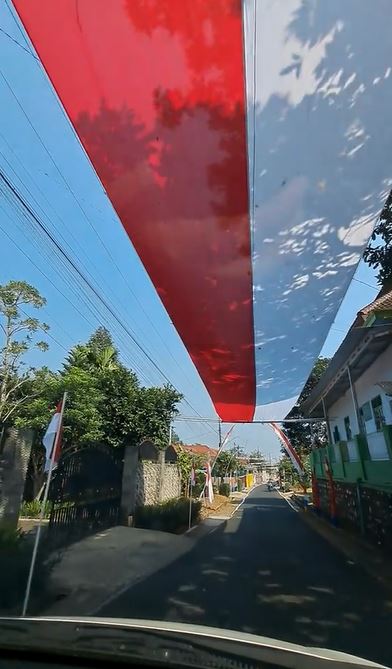 Warga bentangkan bendera Merah Putih sepanjang 1 km TikTok