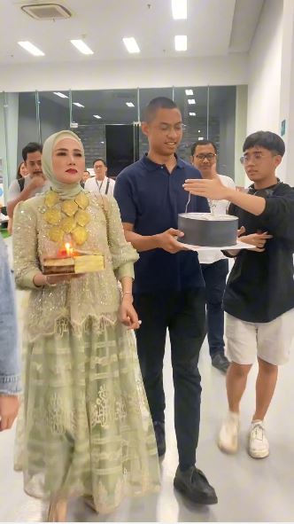 momen ultah Tiara Savitri putri Mulan Jameela syok sang pacar datang dari Australia © 2023 brilio.net momen ultah Tiara Savitri putri Mulan Jameela syok sang pacar datang dari Australia © 2023 brilio.net