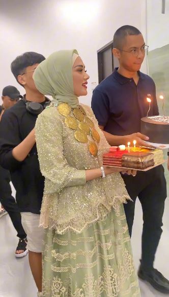 momen ultah Tiara Savitri putri Mulan Jameela syok sang pacar datang dari Australia © 2023 brilio.net momen ultah Tiara Savitri putri Mulan Jameela syok sang pacar datang dari Australia © 2023 brilio.net