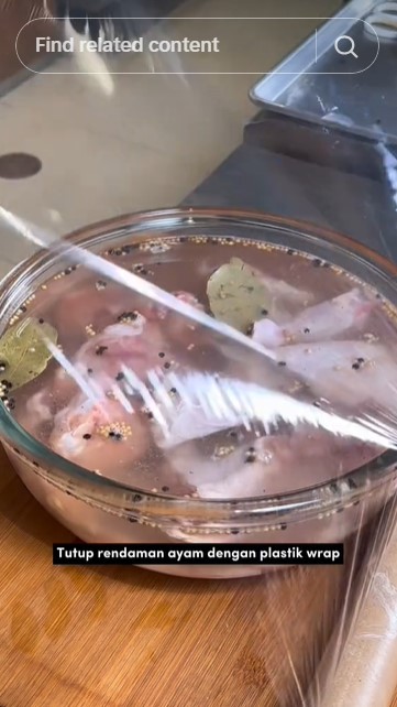 Tak perlu ditambah susu, ini trik marinasi daging ayam supaya gurih dan lebih juicy