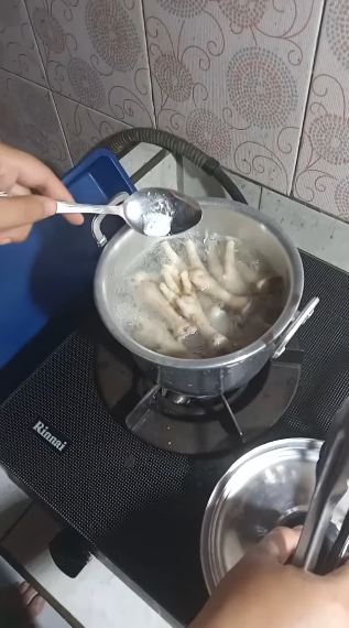 Cukup tambah 1 bahan, begini trik merebus ceker agar bebas amis dan cepat empuk tanpa presto