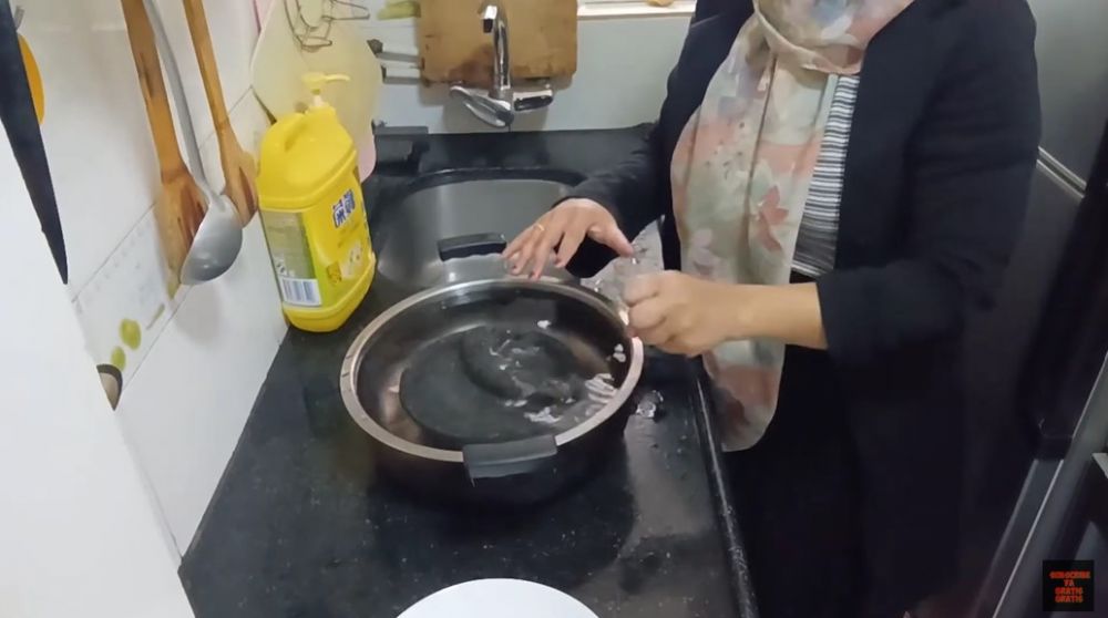 Trik memakai cobek batu baru agar tak berpasir dan aman digunakan, jangan dicuci pakai sabun