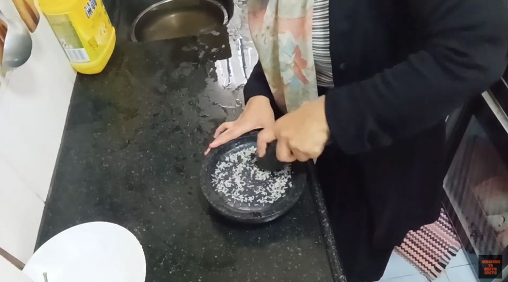 Trik memakai cobek batu baru agar tak berpasir dan aman digunakan, jangan dicuci pakai sabun