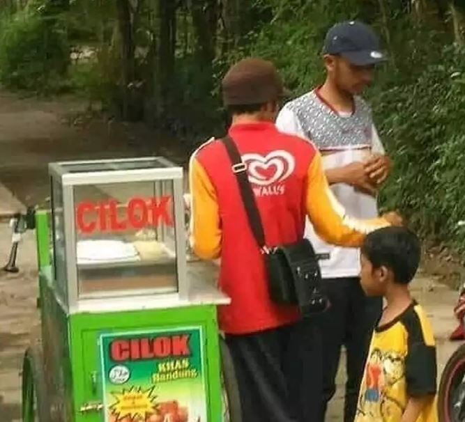 Potret kocak di kaus pedagang kaki lima Berbagai sumber