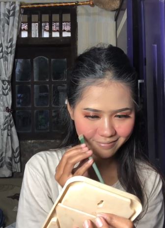 Transformasi wanita kulit sawo matang makeup jadi pengantin Sunda © 2023 brilio.net
