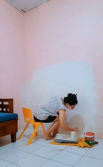 Makeover kamar sempit jadi ruang TV © 2023 brilio.net Makeover kamar sempit jadi ruang TV © 2023 brilio.net