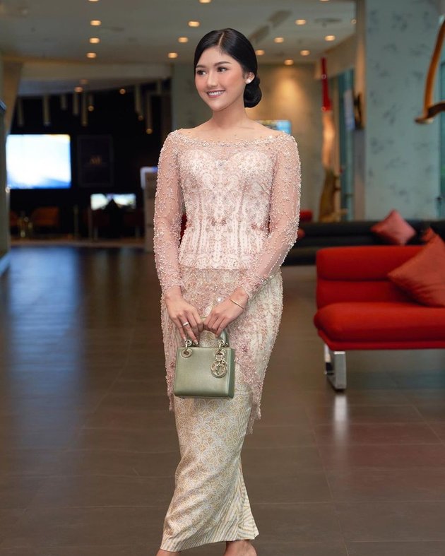 gaya anggun Erina Gudono kenakan kebaya © Instagram
