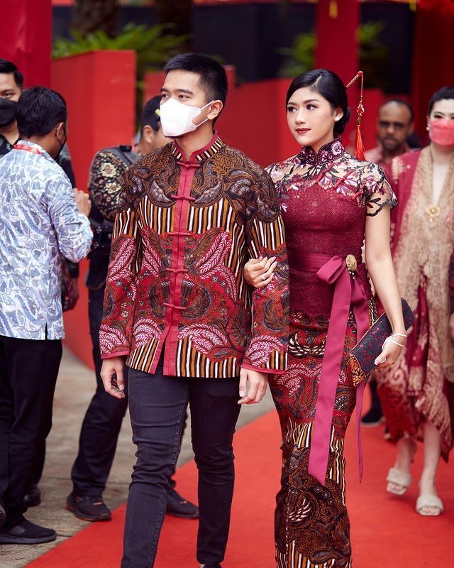 gaya anggun Erina Gudono kenakan kebaya © Instagram