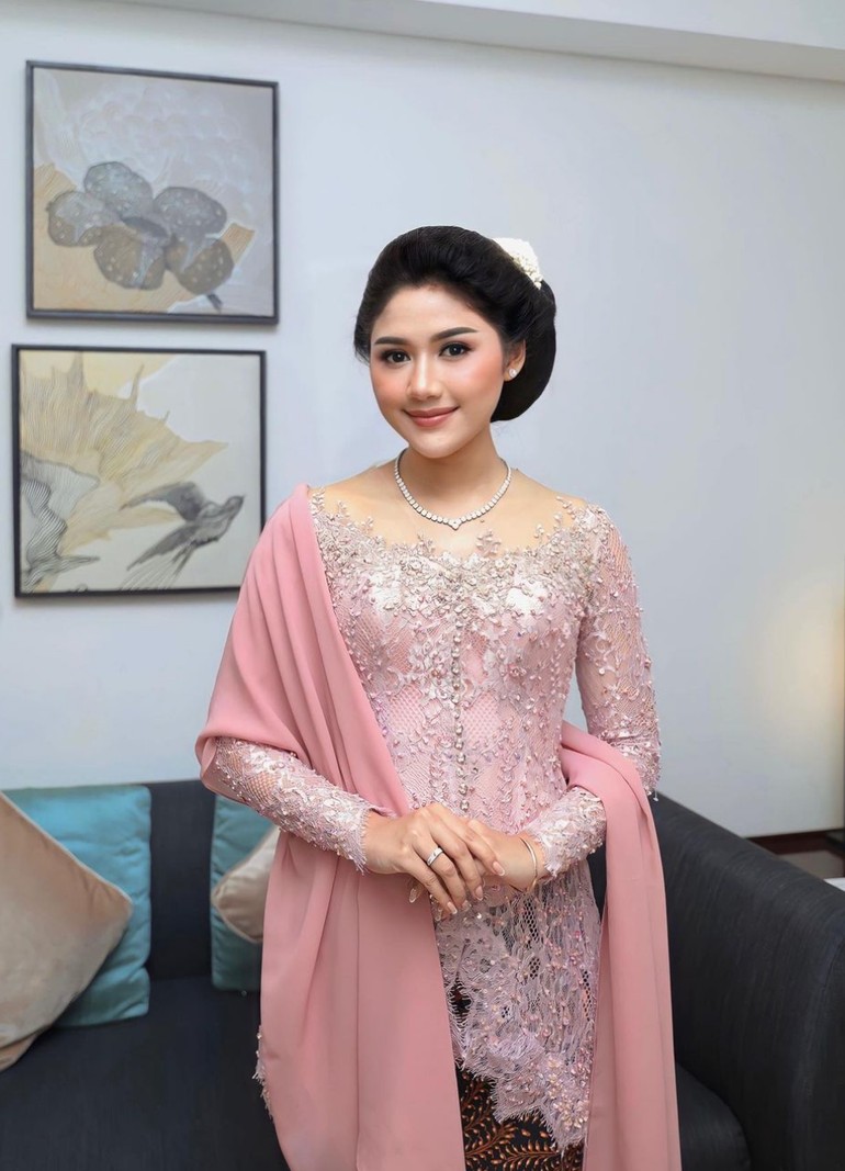 gaya anggun Erina Gudono kenakan kebaya © Instagram