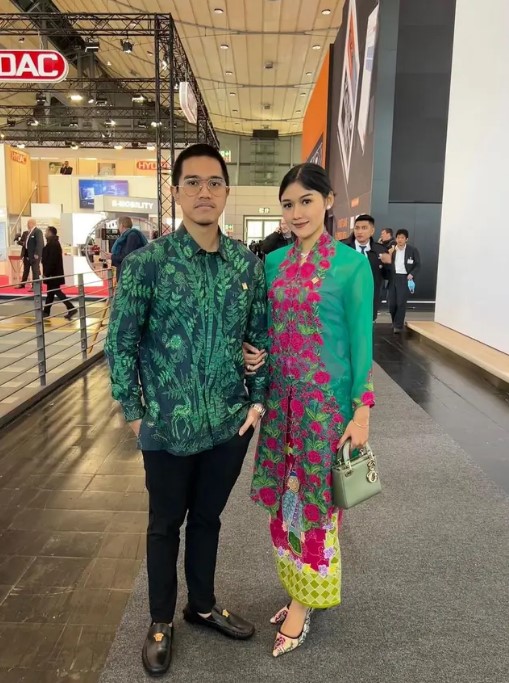 gaya anggun Erina Gudono kenakan kebaya © Instagram