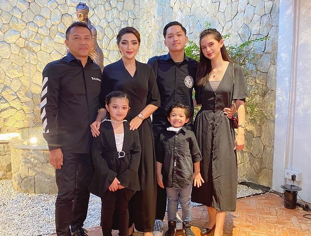kedekatan Sarah Menzel dengan keluarga Azriel © Instagram