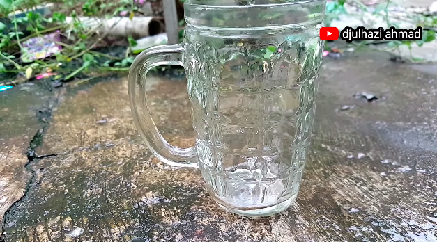 Bukan pakai bahan pemutih, ini cara bersihkan kerak di gelas kaca cuma pakai 1 bahan sederhana