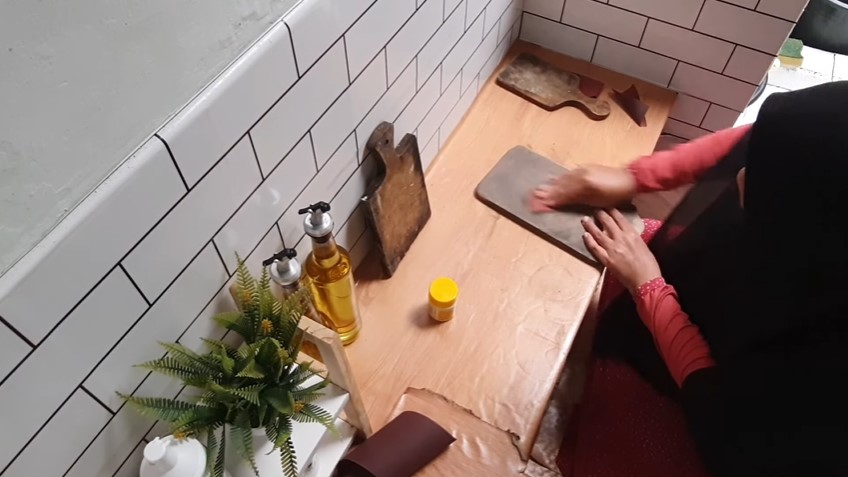 Trik bersihkan talenan kayu yang sudah berjamur kehitaman, praktis pakai 2 bahan