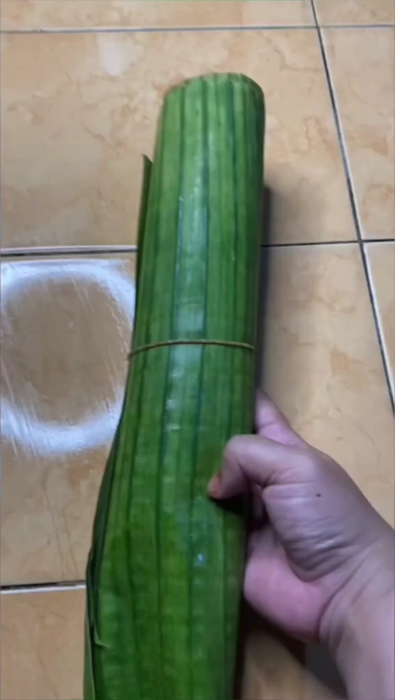 Tanpa diolesi minyak, ini trik simpan daun pisang agar tetap segar dan nggak menguning sampai seminggu