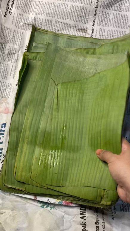 Tanpa diolesi minyak, ini trik simpan daun pisang agar tetap segar dan nggak menguning sampai seminggu