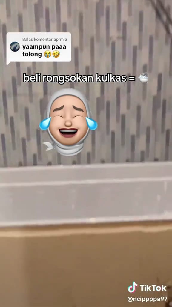 Kulkas bekas disulap jadi bathtub © TikTok