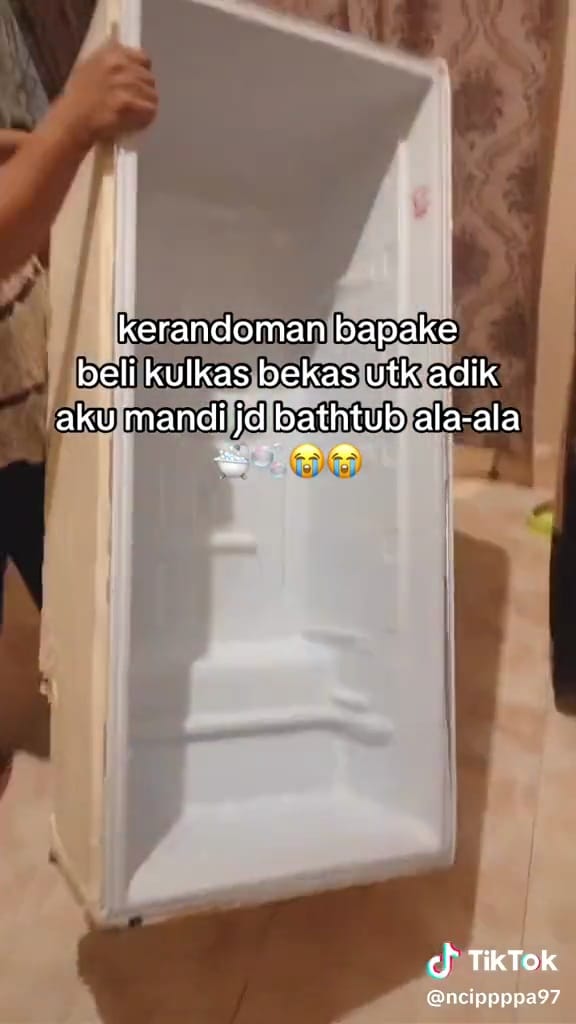 Kulkas bekas disulap jadi bathtub © TikTok