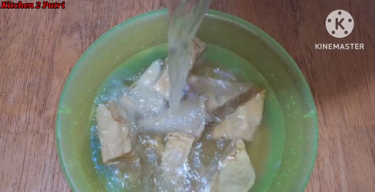 Jangan cuma dicuci, ini cara menghilangkan bau tak sedap tahu segitiga goreng pakai 3 bahan dapur