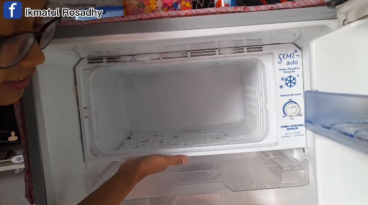 Cara mudah mencegah bunga es menumpuk di freezer, kulkas jadi kelihatan rapi dan tidak mudah rusak