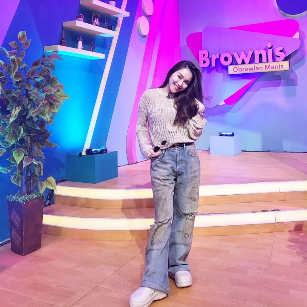 Ayu Ting Ting pakai celana gembel © Instagram