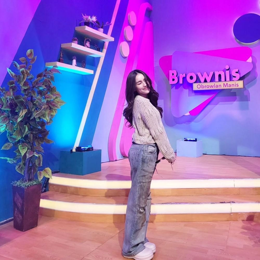 Ayu Ting Ting pakai celana gembel © Instagram