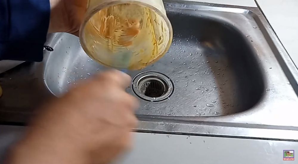 Tanpa sitrun dan air panas, begini trik bersihkan kerak kuning di blender pakai 2 bahan sederhana