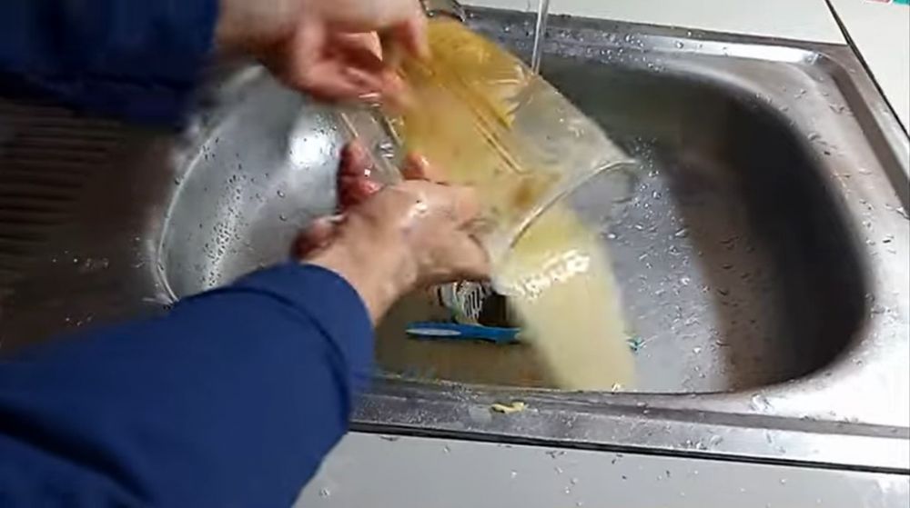 Tanpa sitrun dan air panas, begini trik bersihkan kerak kuning di blender pakai 2 bahan sederhana