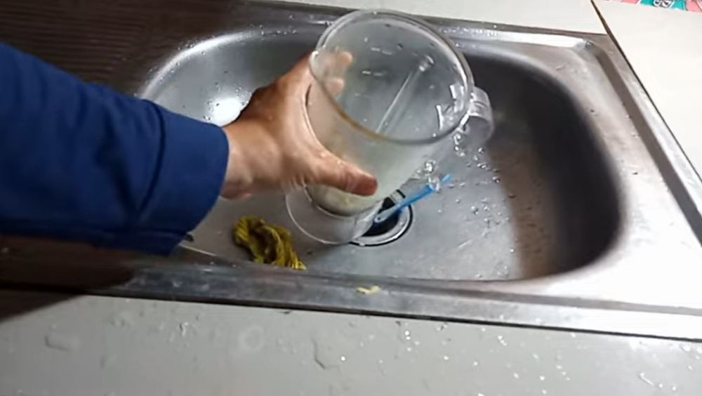 Tanpa sitrun dan air panas, begini trik bersihkan kerak kuning di blender pakai 2 bahan sederhana