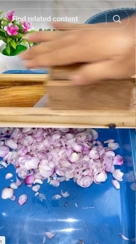 Jangan direndam air, ini trik goreng bawang merah agar renyah maksimal dan warnanya cantik