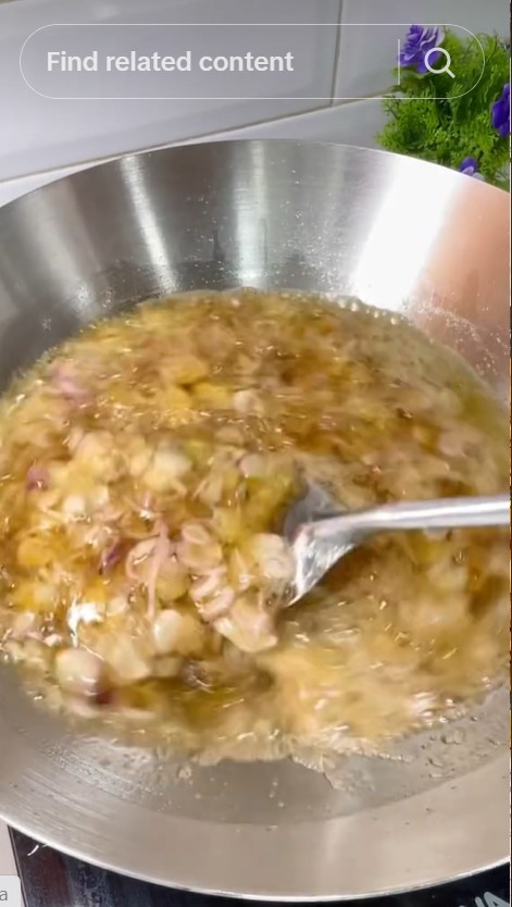 Jangan direndam air, ini trik goreng bawang merah agar renyah maksimal dan warnanya cantik