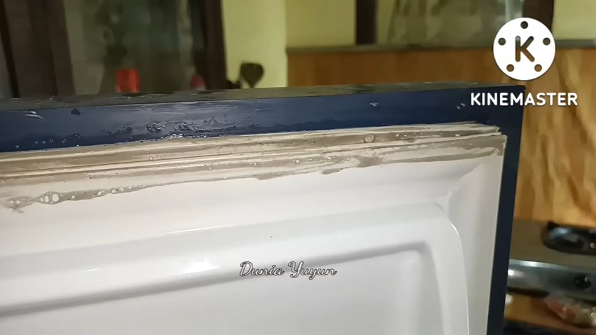 Bukan baking soda, ini cara bersihkan karet pintu kulkas dari noda jamur cuma pakai 2 bahan