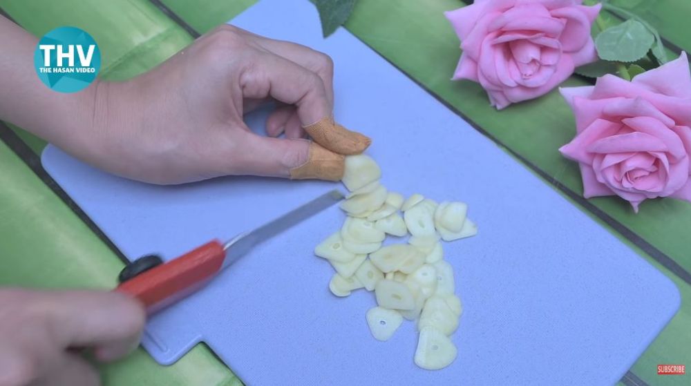 Cukup tambah 2 bahan, ini trik menggoreng bawang putih agar tak pahit dan tetap renyah hingga 2 bulan