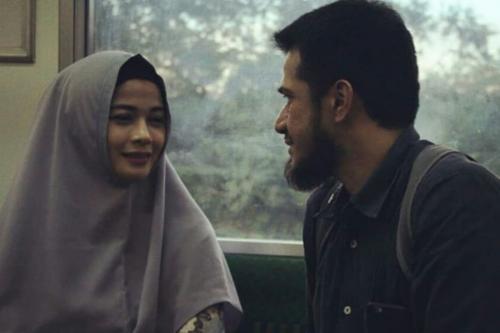 Potret 14 seleb nggak gengsi naik transportasi umum © 2023 brilio.net Potret 14 seleb nggak gengsi naik transportasi umum © 2023 brilio.net