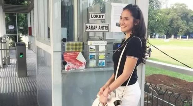 Potret 14 seleb nggak gengsi naik transportasi umum © 2023 brilio.net Potret 14 seleb nggak gengsi naik transportasi umum © 2023 brilio.net